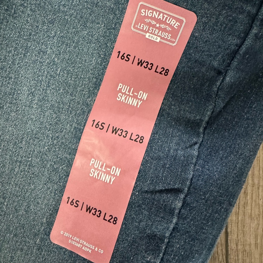Signature by Levi Strauss Totally Shaping Pull On Skinny Jeans - Picture 3 of 7